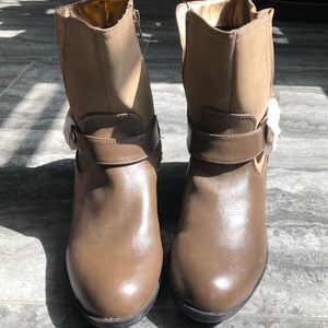 Brand-new! Women’s taupe booties - size 8M